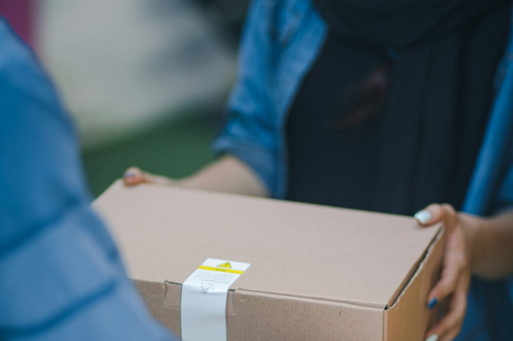 Παράδοση δέματος παραγγελίας e-shop σε πελάτη