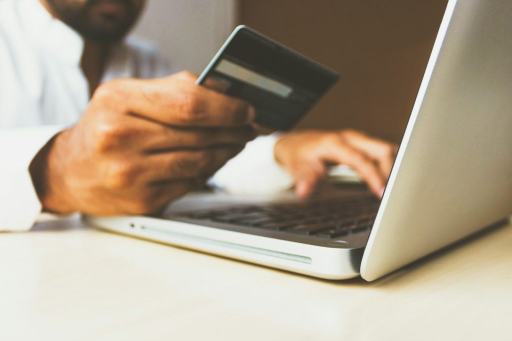 Online αγορά από laptop με πιστωτική κάρτα